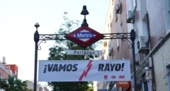 La Comunidad de Madrid decora doce estaciones de Vallecas para arropar al Rayo en la final de la Conference League