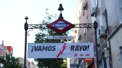 La Comunidad de Madrid decora doce estaciones de Vallecas para arropar al Rayo en la final de la Conference League