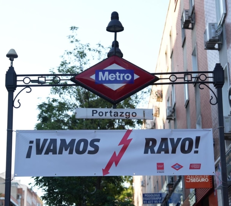 La Comunidad de Madrid decora doce estaciones de Vallecas para arropar al Rayo en la final de la Conference League