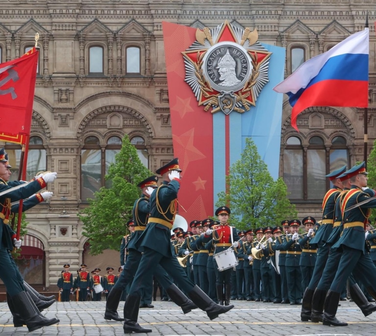 Putin conmemora el Día de la Victoria en paz gracias a Trump y a Zelenski
