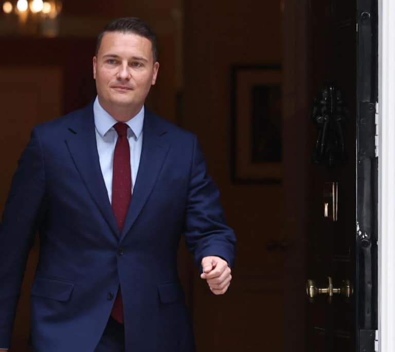 Dimite el ministro británico de Sanidad para desafiar el liderazgo de Starmer