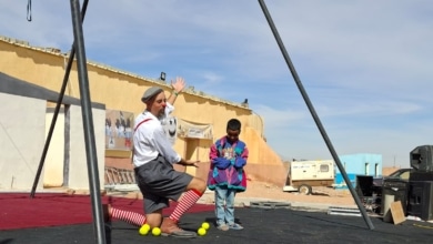 Cerámica para Pedro Sánchez, payasos y un partido de fútbol: los campos de refugiados saharauis se abren a España