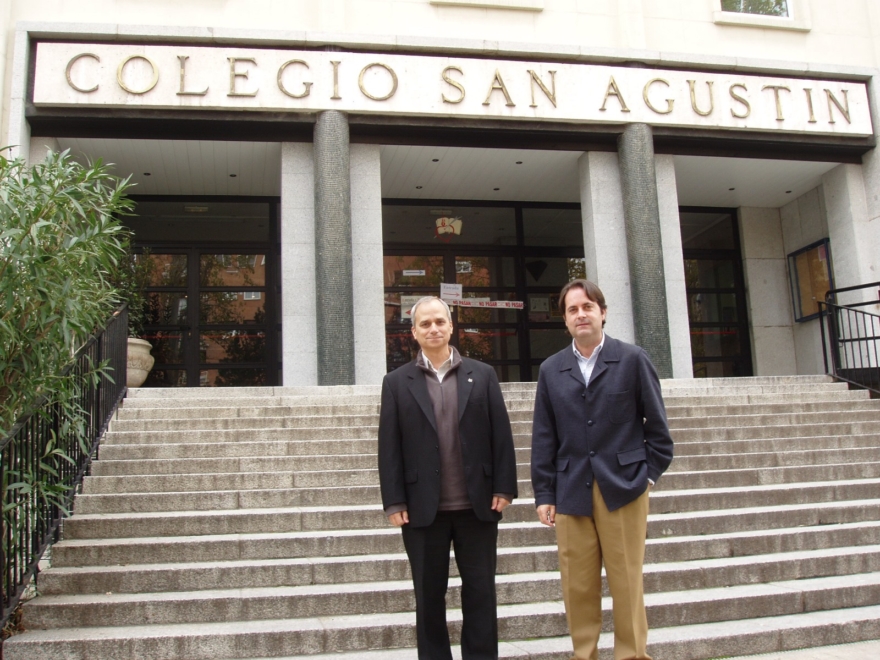Miguel Ángel Fraile junto a Robert Prevost (León XIV) en el Colegio San Agustín de Madrid