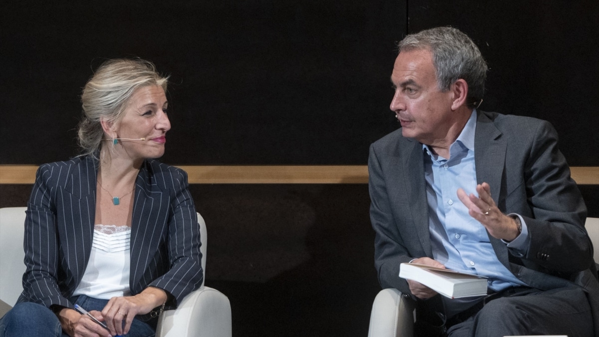 La vicepresidenta segunda del Gobierno, Yolanda Díaz, en una presentación en el Círculo de Bellas Artes junto al expresidente del Gobierno, José Luis Rodríguez Zapatero, en 2004