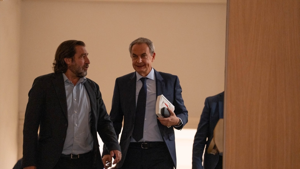 El expresidente del Gobierno, José Luis Rodríguez Zapatero, junto al presidente del Ateneo de Madrid, Luis Arroyo, durante la presentación del libro 'La democracia y sus derechos', en el Ateneo, el 24 de septiembre de 2024