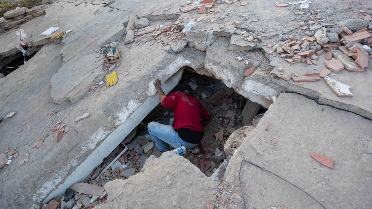 Una persona busca entre los escombros de un edificio en La Guaira tras el terremoto en Venezuela