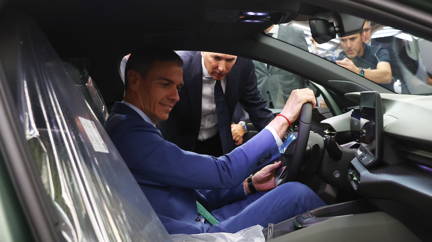 BARCELONA, 03/06/2026.- El presidente del Gobierno, Pedro Sánchez, durante su visita este miércoles a la planta de Seat & Cupra en Martorell (Barcelona), la mayor de España, ha puesto en marcha la producción de sus primeros vehículos 100 % eléctricos con la fabricación del Cupra Raval y el Volkswagen ID.Polo, los primeros dos modelos de la familia de eléctricos urbanos de VW. EFE/Moncloa/Fernando Calvo -SÓLO USO EDITORIAL/SOLO USO PERMITIDO PARA ILUSTRAR LA NOTICIA QUE APARECE EN EL PIE DE FOTO (CRÉDITO OBLIGATORIO)-