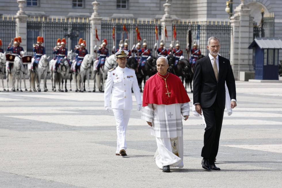 El papa León XIV, junto al rey Felipe VI, en la Plaza de la Armería del Palacio Real