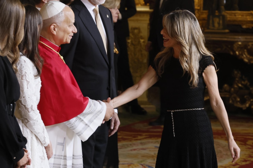 La vicepresidenta segunda y ministra de Trabajo de España, Yolanda Díaz (d), saluda al papa León XIV