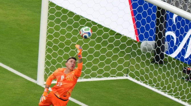 FIFA niega a Muslera el 'Parche de Leyenda' pese a acudir a su quinto Mundial