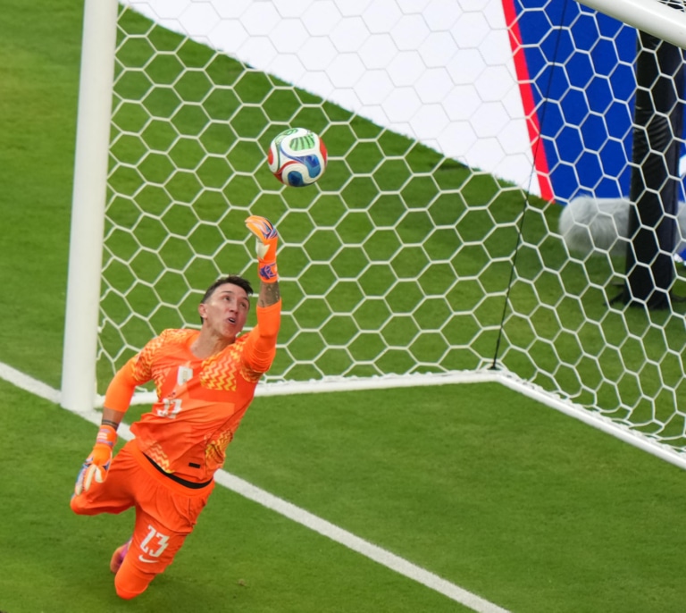 FIFA niega a Muslera el 'Parche de Leyenda' pese a acudir a su quinto Mundial