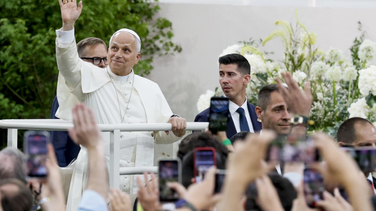El papa León XIV llega al encuentro con la comunidad diocesana en el estadio Santiago Bernabéu