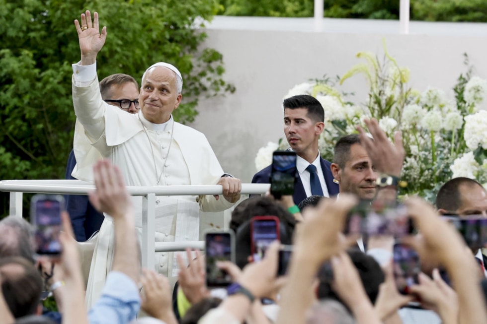 El papa León XIV llega al encuentro con la comunidad diocesana en el estadio Santiago Bernabéu