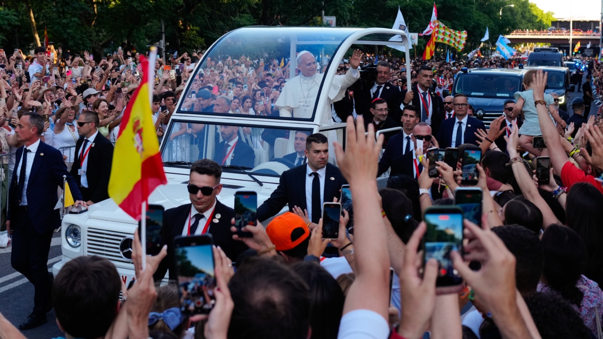 El papa León XIV saluda a los fieles a su llegada a la Plaza de Lima.