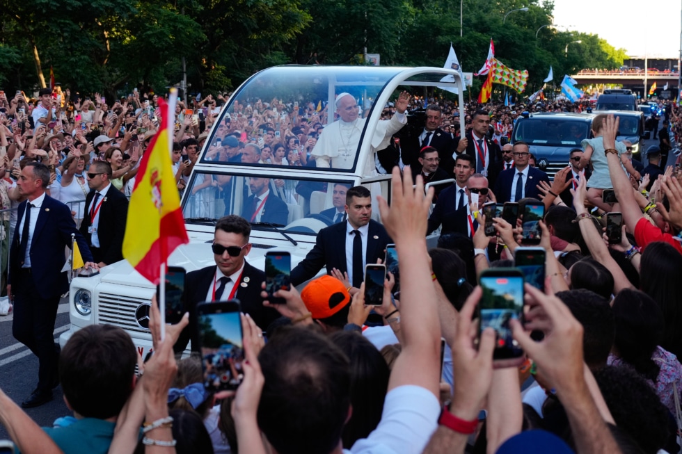 El papa León XIV saluda a los fieles a su llegada a la Plaza de Lima.