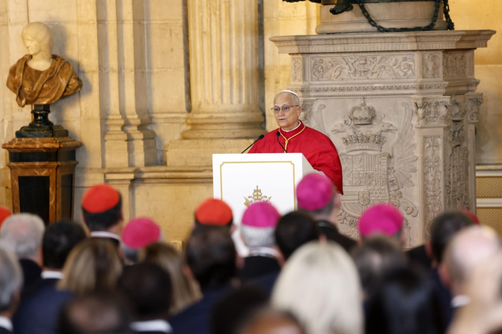 El papa León XIV pronuncia un discurso en el Salón de las Columnas