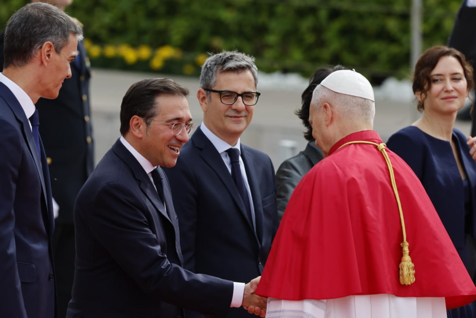 El ministro de Asuntos Exteriores, Unión Europea y Cooperación, José Manuel Albares (2i), saluda al papa León XIV a su llegada al aeropuerto