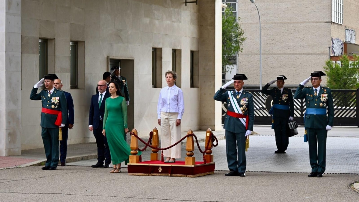 Aina Calvo preside en Valdemoro la entrega de despachos a la 171ª promoción de guardias civiles jóvenes, junto a ella, la directora de la Guardia Civil, Mercedes González