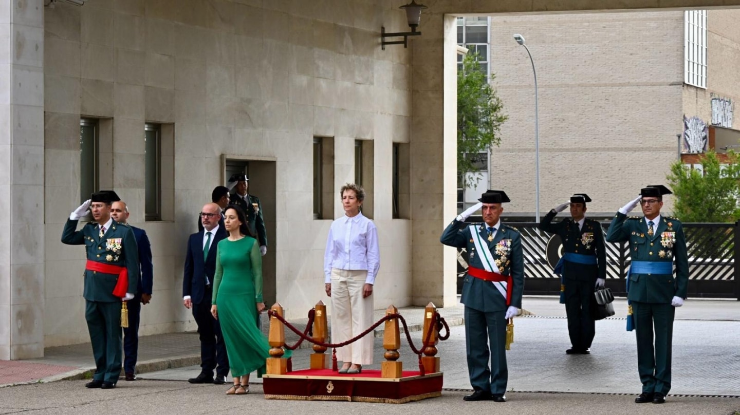 El DAO y los mandos de la Guardia Civil plantan a la directora general en el acto de guardias jóvenes de Valdemoro