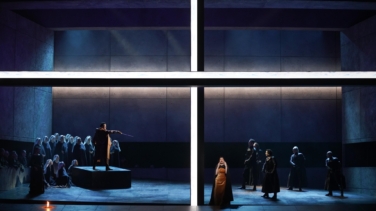 Fuego, culpa y venganza: 'Il trovatore' se convierte en un thriller negro en el Teatro Real
