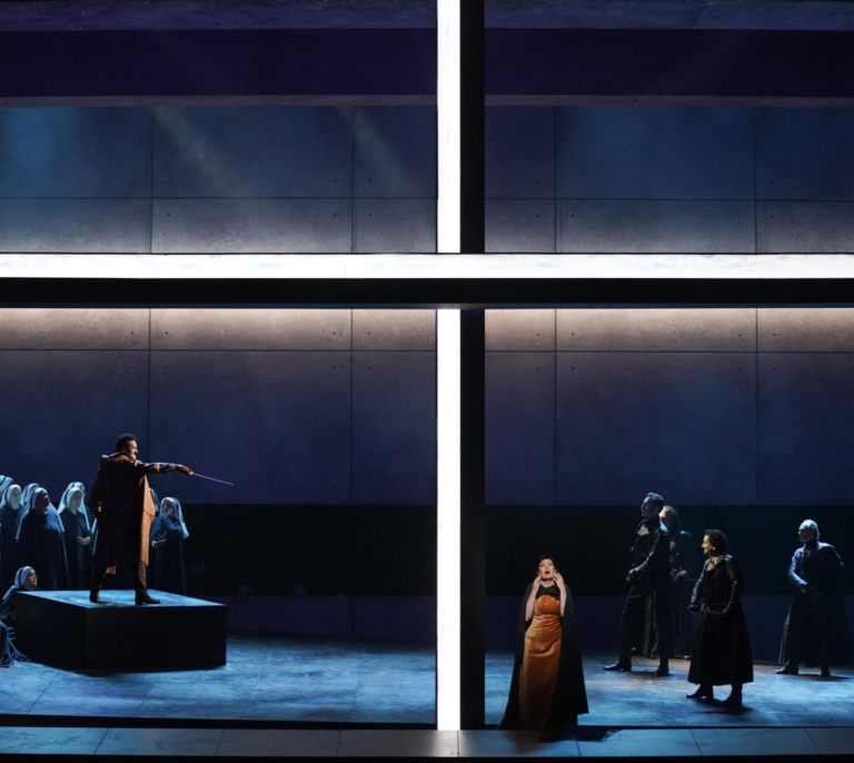 Fuego, culpa y venganza: 'Il trovatore' se convierte en un thriller negro en el Teatro Real