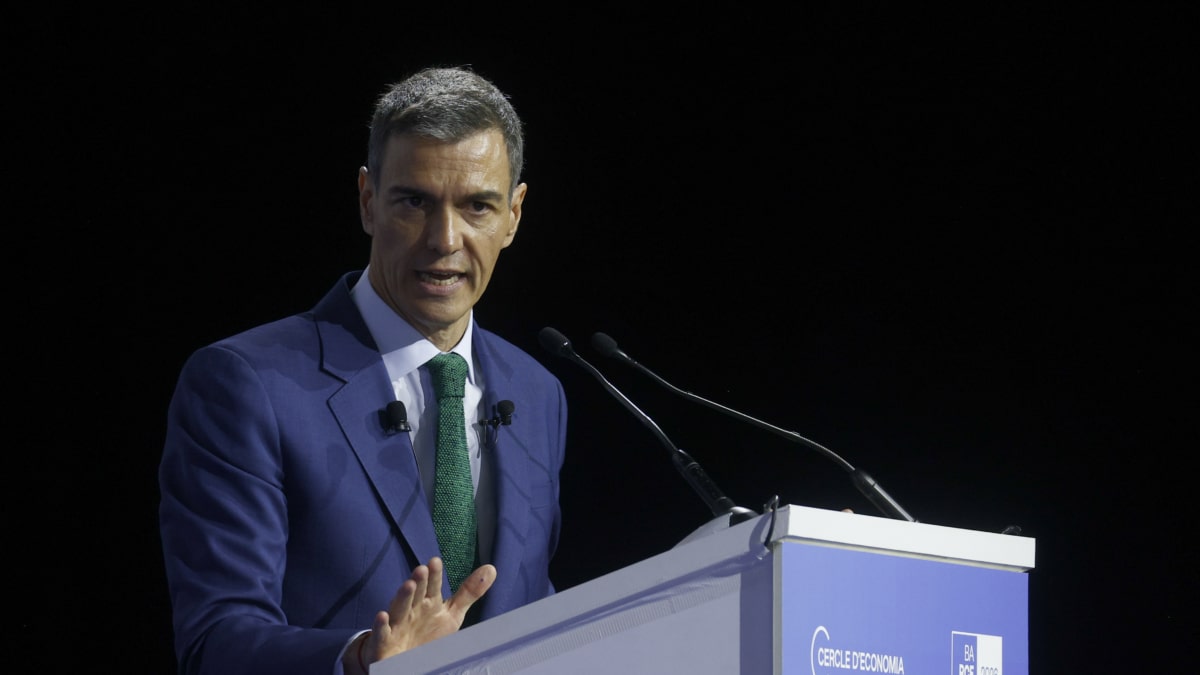 GRAFCAT3515 BARCELONA 03/06/2026.- El presidente del Gobierno, Pedro Sánchez, durante su intervención este mediodía en la reunión anual del Cercle d, Economía ante representantes políticos y económicos un día después de que Junts retara al líder del PP, Alberto Núñez Feijóo, a reunirse con Carles Puigdemont en Waterloo para hablr de un moción de censura. EFE/ Quique Garcia