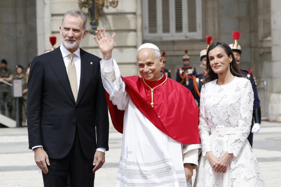 Los reyes Felipe VI y Letizia tras recibir al papa León XIV en la Plaza de la Armería del Palacio Real