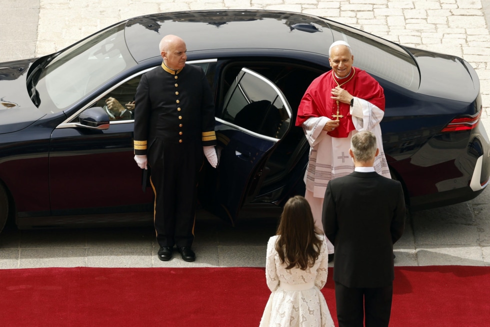 El papa León XIV, a su llegada en coche al Palacio Real