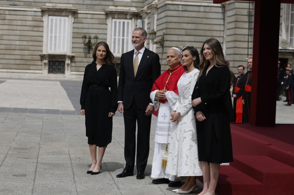 Los reyes Felipe y Letizia junto a la princesa Leonor y la infanta Sofía tras recibir al papa León XIV a su llegada al Palacio Real