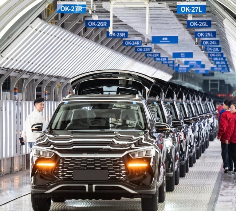 En España se venden más del doble de coches eléctricos e híbridos que la suma de diésel y gasolina