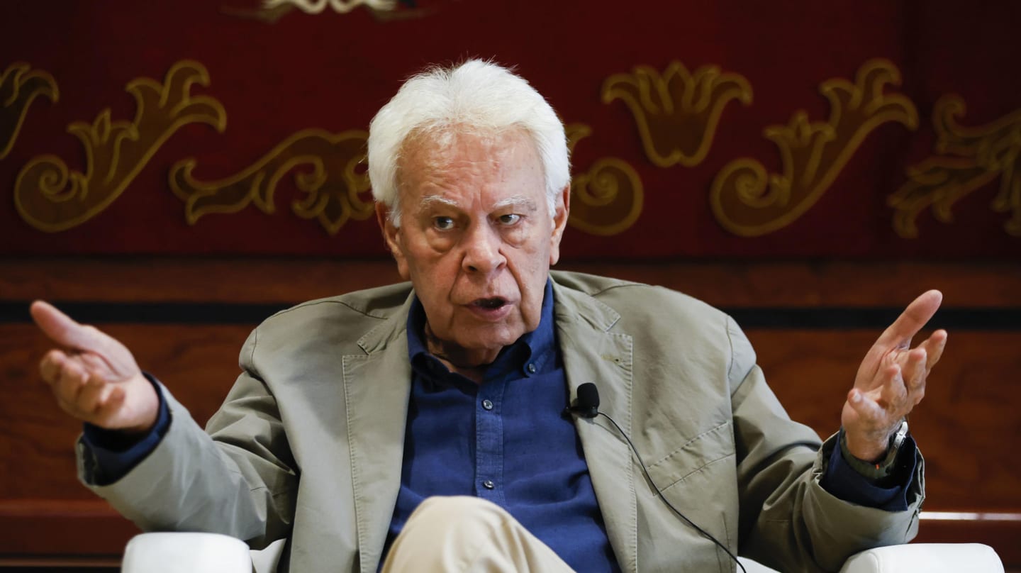 Felipe González recuerda que convocó elecciones al no aproba
