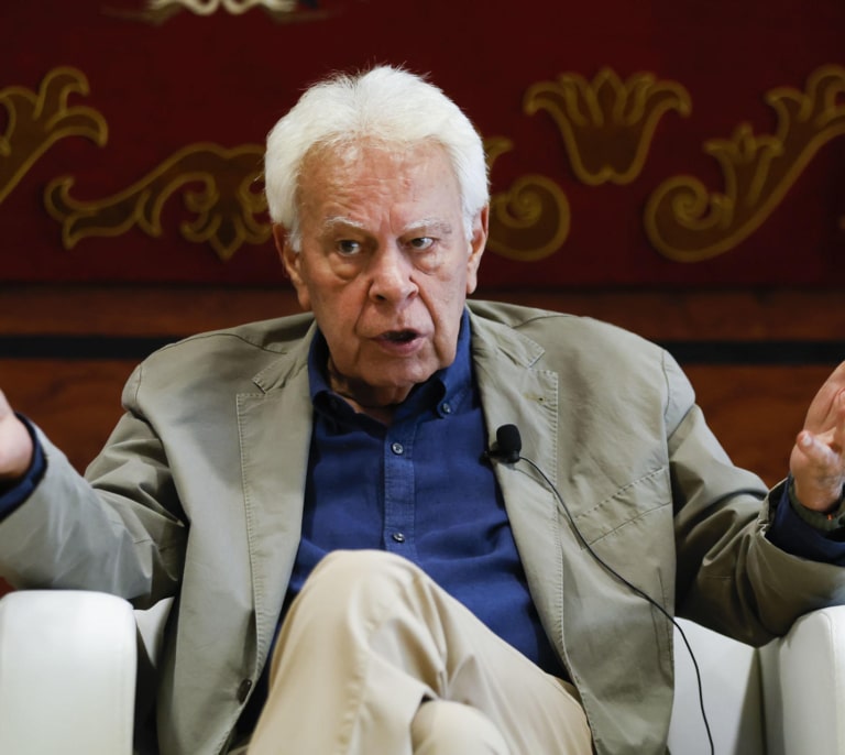 Felipe González recuerda que convocó elecciones al no aprobar los presupuestos: "Ahora eso no se lleva"