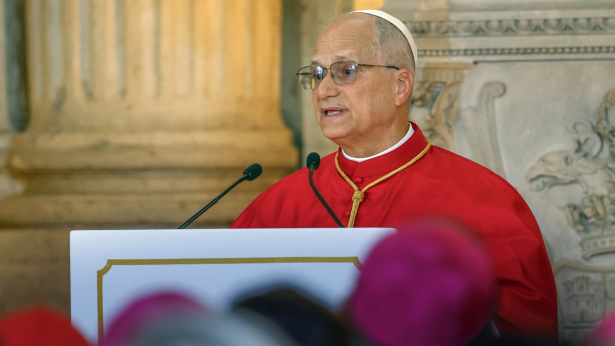 El papa León XIV pronuncia un discurso en el Salón de las Columnas durante el acto de bienvenida oficial al Sumo Pontífice que tiene lugar este sábado en el Palacio Real.