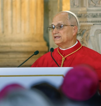 El Papa pide huir de los "enfoques identitarios" y las "narrativas polarizantes" [...]