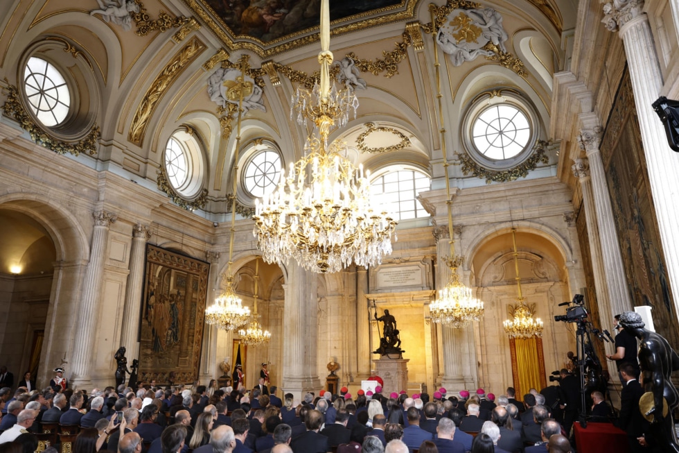 El papa León XIV pronuncia un discurso en el Salón de las Columnas