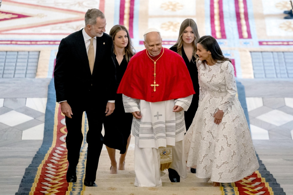 El papa León XIV acompañado de los reyes Felipe y Letizia, la princesa Leonor y la infanta Sofía ascienden por la Escalera de Embajadores del Palacio Real
