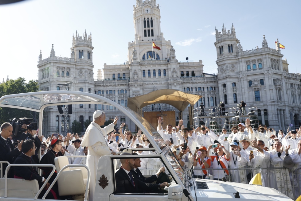 El papa León XIV saluda desde el papa móvil a su llegada a la plaza Cibeles para oficiar la misa del Corpus Christi.