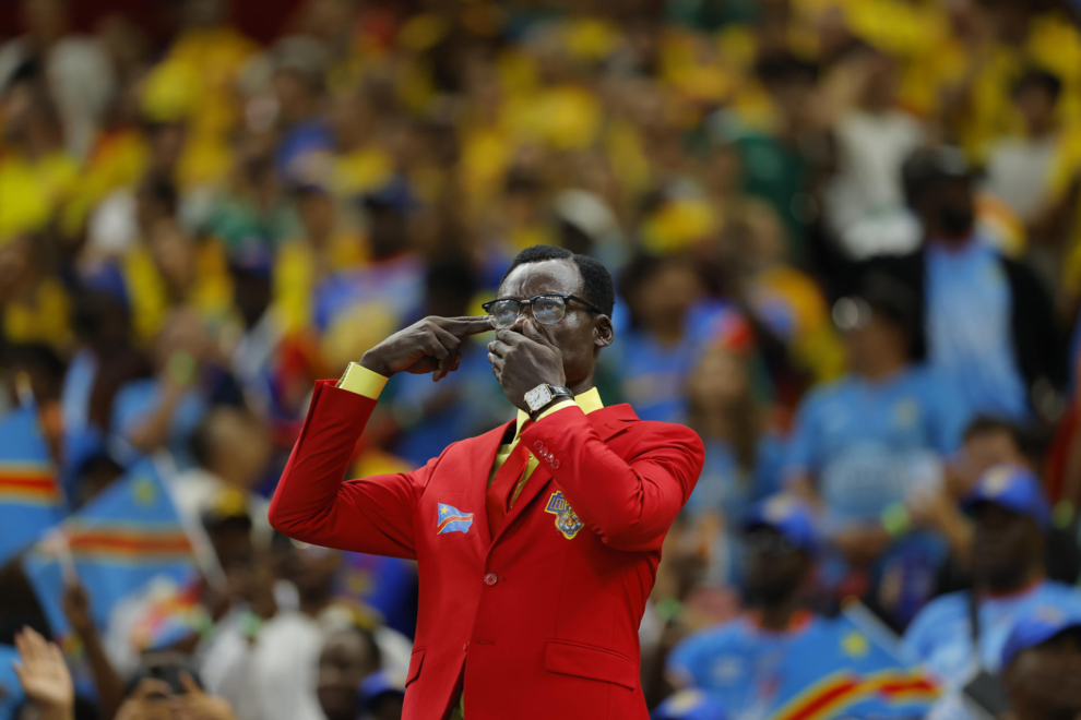 El aficionado de Congo conocido como Lumumba Vea posa como la estatua del líder de la independencia del país africano