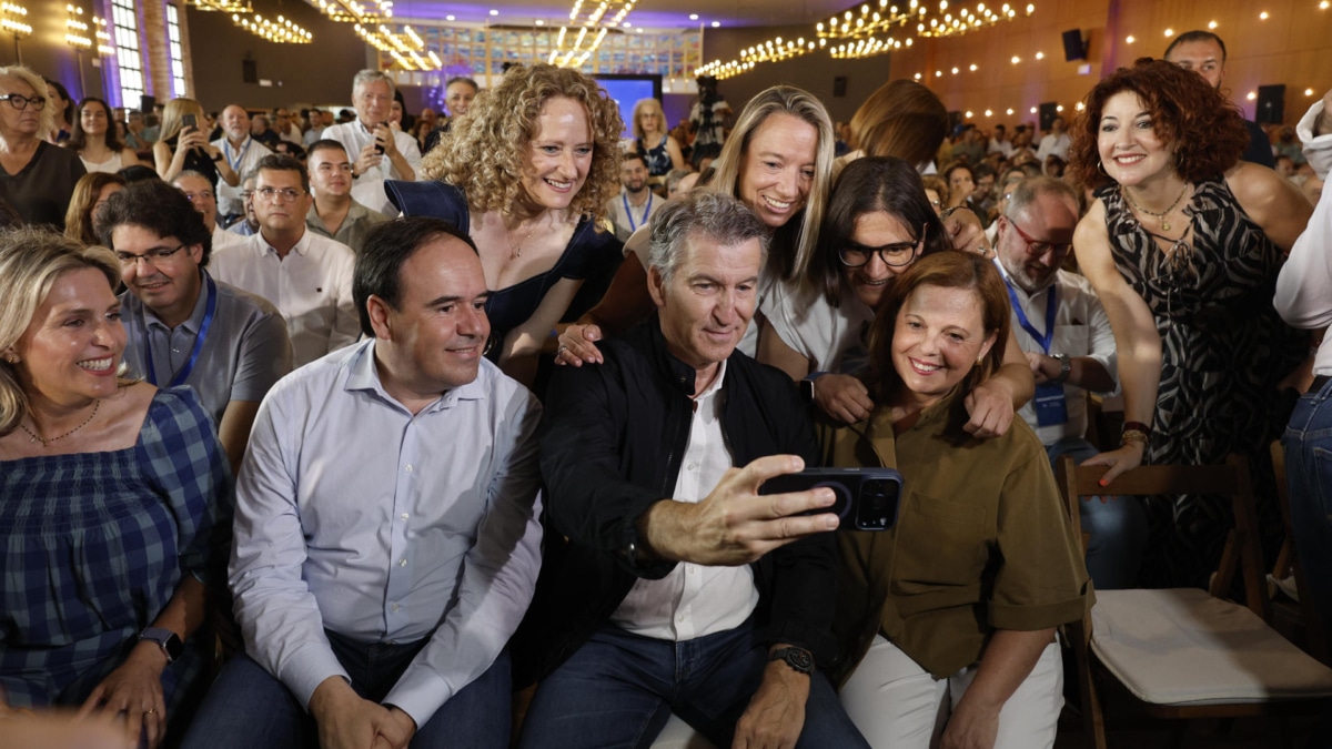 El presidente del Partido Popular, Alberto Núñez Feijóo (c) junto al president de la Generalitat y presidente del PPCV, Juanfran Pérez Llorca (2i) durante la reunión de la Junta Directiva del PP provincial de Valencia.
