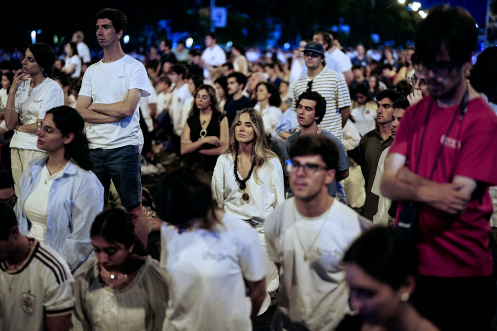 Fieles asisten a la Vigilia de Oración con jóvenes presidida por el papa León XIV en la madrileña Plaza de Lima.