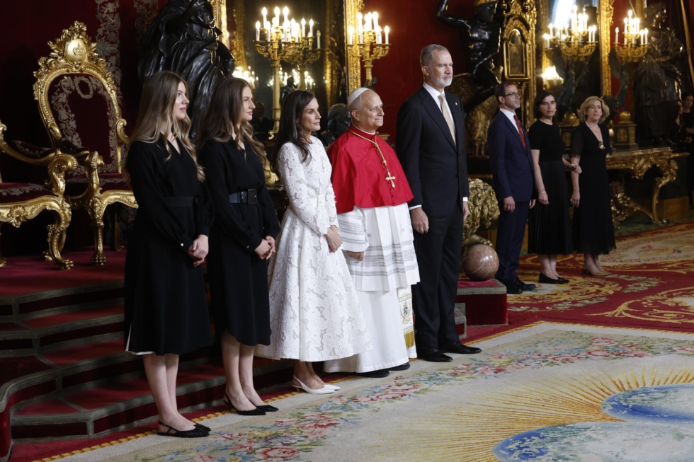 El papa León XIV acompañado de los reyes Felipe y Letizia, la princesa Leonor y la infanta Sofía en el Salón del Trono del Palacio Real