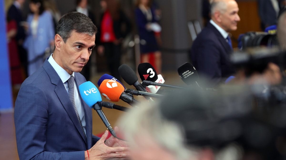 Brussels (Belgium), 18/06/2026.- Spain's Prime Minister Pedro Sanchez (L) speaks to the media as he arrives for the European Council summit in Brussels, Belgium, 18 June 2026. European leaders are gathering in Brussels for a two-day meeting packed with pressing geopolitical and economic issues. (Bélgica, España, Bruselas) EFE/EPA/OLIVIER MATTHYS