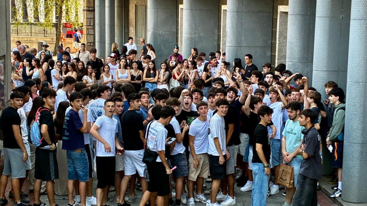 Protesta de los estudiantes afectados por los numerosos ceros con los que calificó uno de los tribunales a centros concertados.