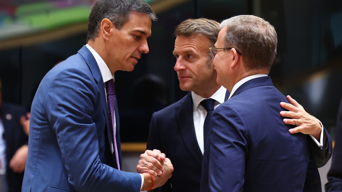 BRUSELAS, 19/06/2026.- El presidente del Gobierno de España, Pedro Sánchez (i); el presidente de Francia, Emmanuel Macron (c); y el primer ministro de Finlandia, Petteri Orpo, asisten a la cumbre del Consejo Europeo en Bruselas, Bélgica, este viernes. EFE/Moncloa/ Fernando Calvo // SOLO USO EDITORIAL/SOLO DISPONIBLE PARA ILUSTRAR LA NOTICIA QUE ACOMPAÑA (CRÉDITO OBLIGATORIO)