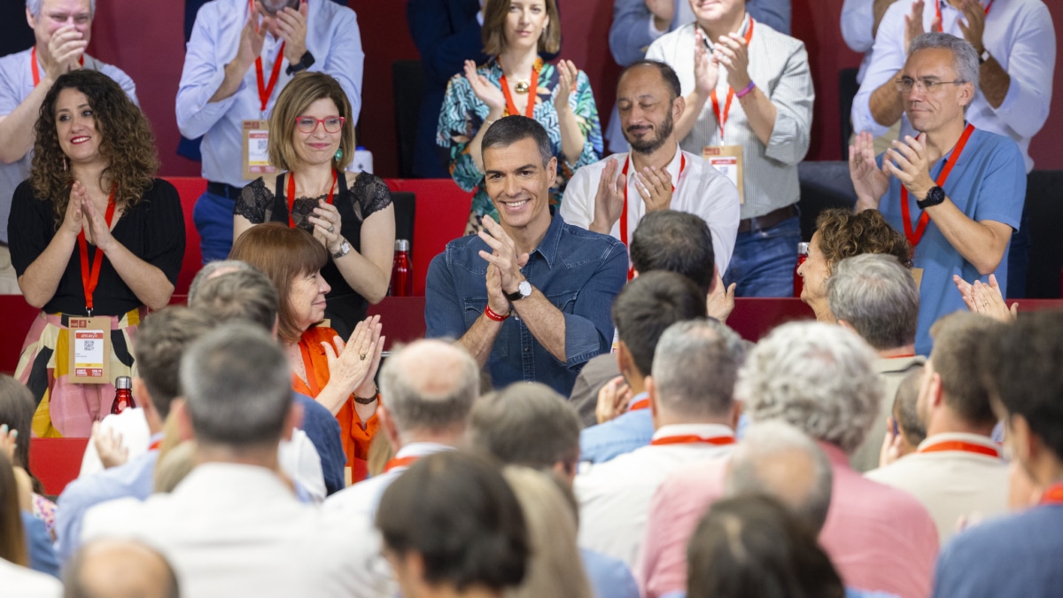 El secretario general del PSOE y presidente del Gobierno, Pedro Sánchez, en la última reunión del comité federal del partido, el 5 de julio de 2025, en Ferraz. La dirigente Enma López (i) ya está fuera de la dirección.