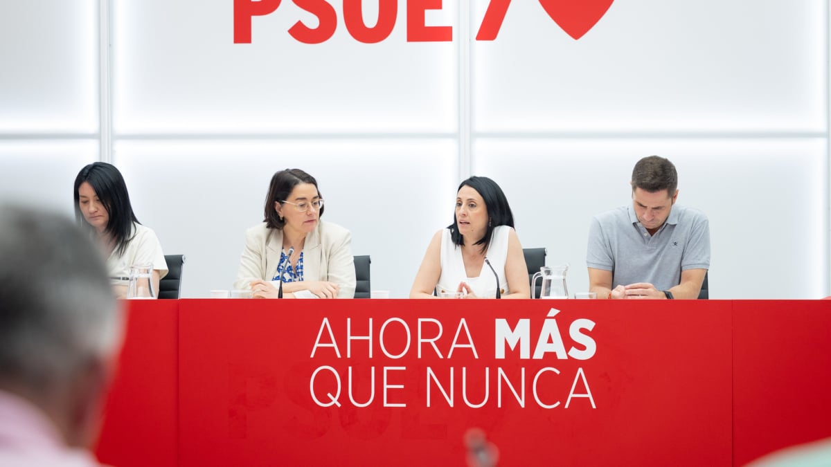 La secretaria de Organización del PSOE, Rebeca Torró (c), con sus tres adjuntos, Elisa Garrido (2i), Borja Cabezón (d) y Anabel Mateos (i), este 17 de junio de 2026 en la sede de Ferraz, en la reunión con los jefes de aparato regionales.