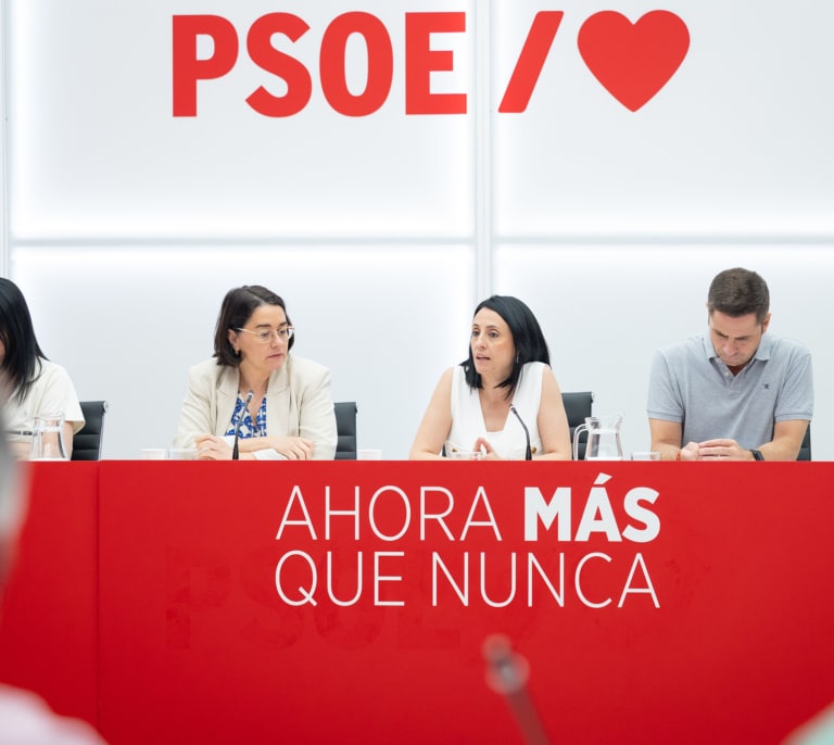 El PSOE empieza a engrasar la maquinaria electoral y habilita tres plazos para elegir candidatos en municipios y CCAA