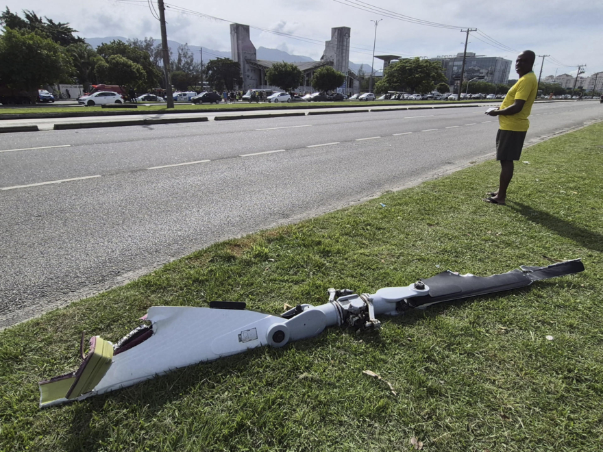 Una persona observando un fragmento de uno de los helicópteros que colisionaron en el barrio Recreio dos Bandeirantes, en Río de Janeiro (Brasil).
