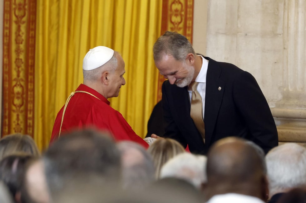 El papa León XIV saluda al rey Felipe antes de pronunciar un discurso en el Salón de las Columnas