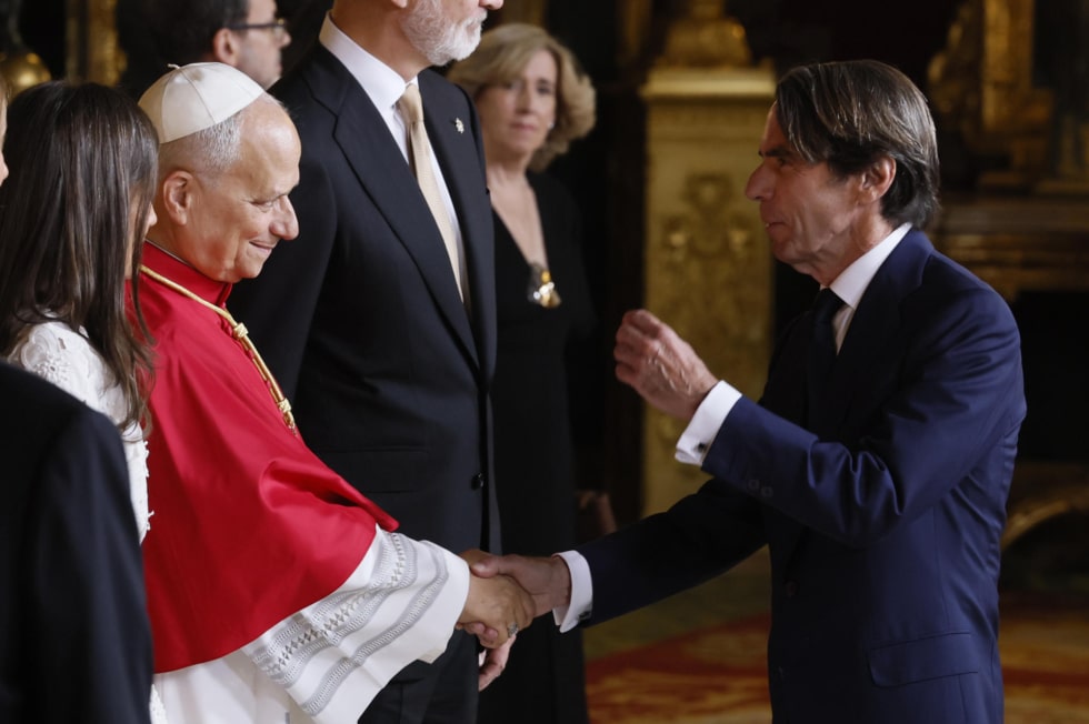 El expresidente del Gobierno José María Aznar (d), saluda al papa León XIV